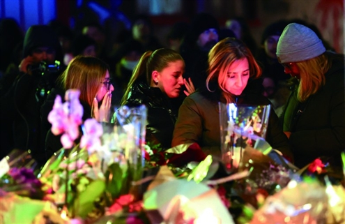 2026年1月1日,人们在瑞士克朗-蒙大拿发生火灾的酒吧外悼念遇难者。本版图片均由新华社发